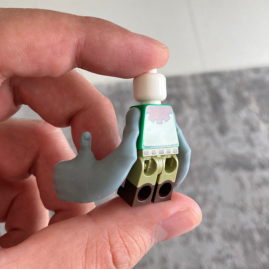 thumbs up arms - Titanic Bricks